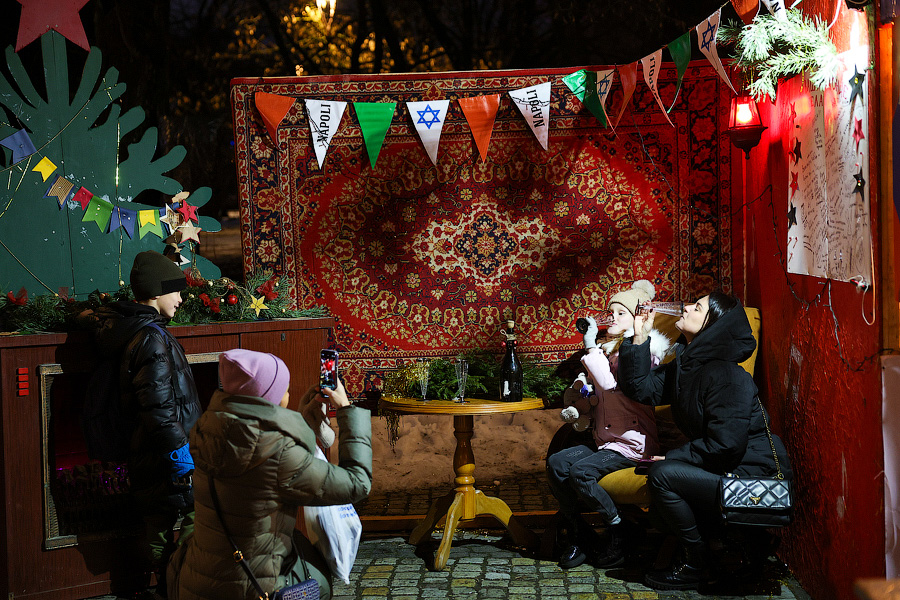 Гастрономическая шаурма и другие: на острове Канта открылась новогодняя ярмарка (фото)