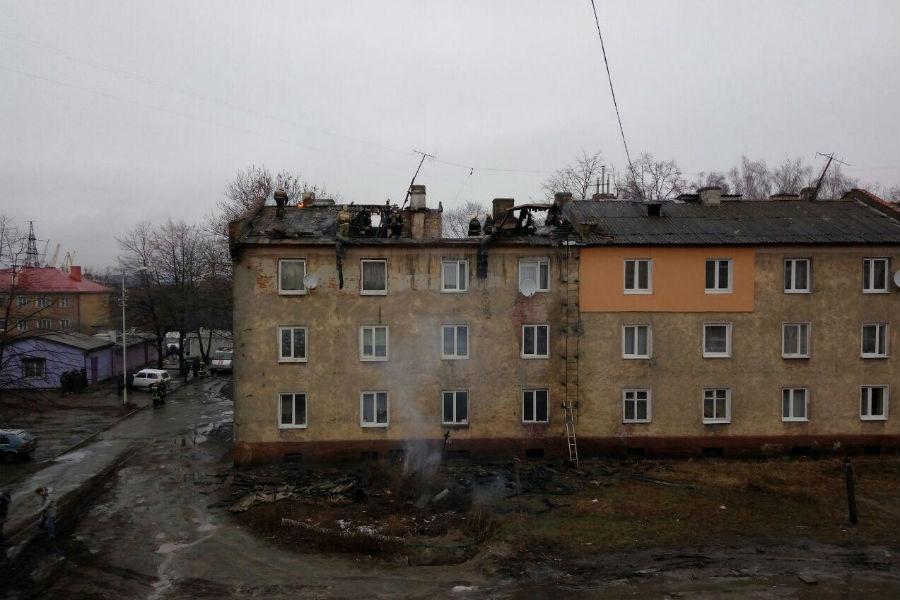 В Калининграде 15 человек эвакуированы из-за крупного пожара в жилом доме (фото)