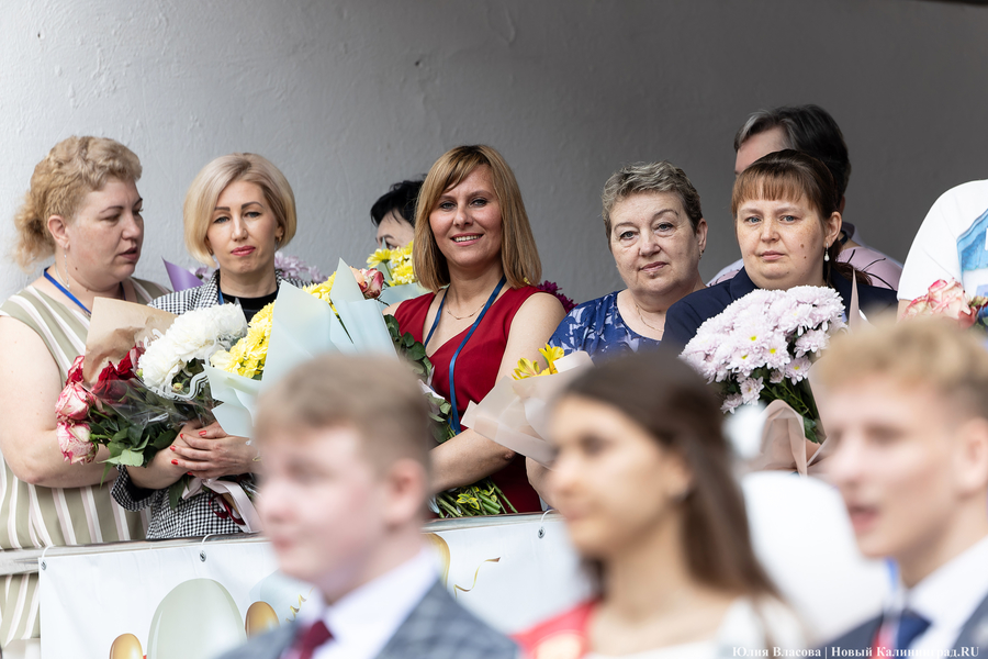 Под вальс из старого фильма: как проходил «Последний звонок» в школе № 6