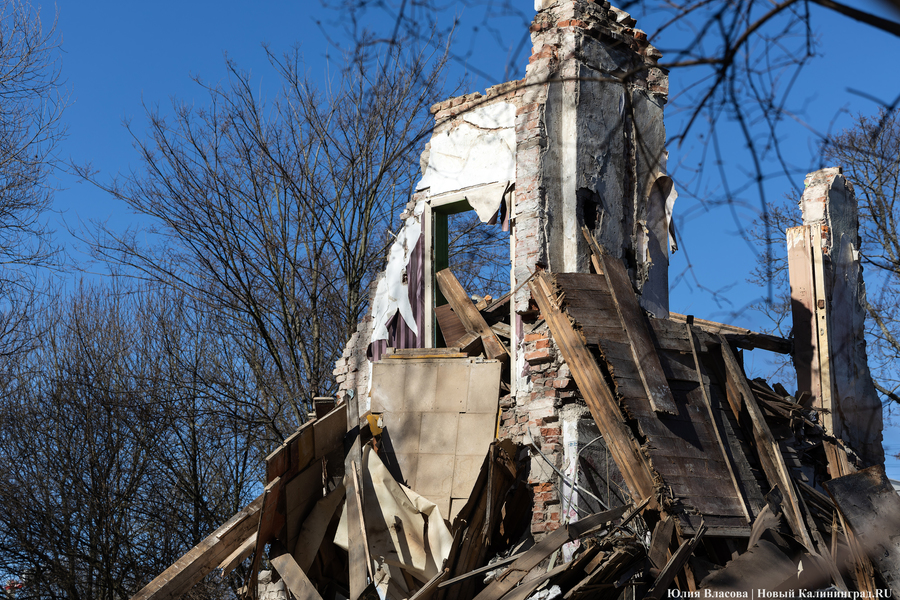 Превращение легенды в гору мусора: в Калининграде разобрали виллу Эдит (фото)