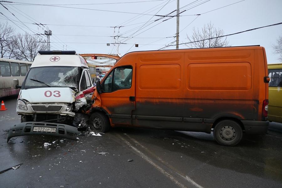 На улице Киевской столкнулись «Скорая помощь» и микроавтобус, есть пострадавшие (+фото)