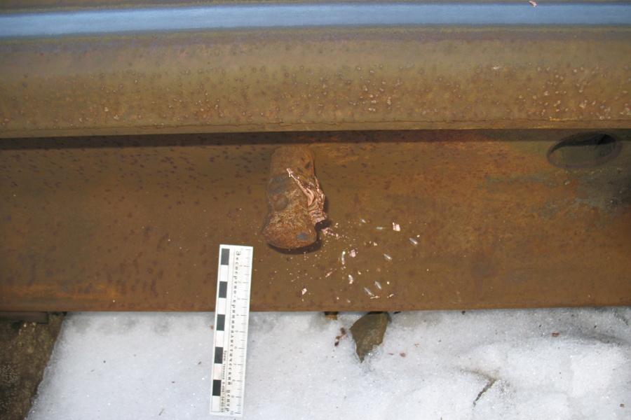 Двое мужчин пытались разобрать действующие рельсы на металлолом (фото)