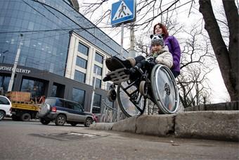 В центре Калининграда власти начали понижать бордюры для инвалидов