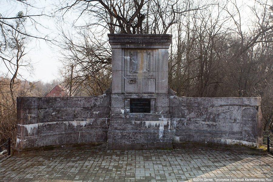 На крыше травка зеленеет: кирха начала XIX века в Перевалово покрывается плесенью и мхом