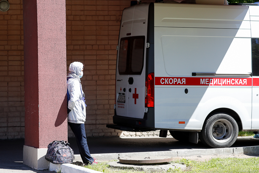 За сутки COVID подтвердили у 16 медиков, пяти школьников и трех студентов