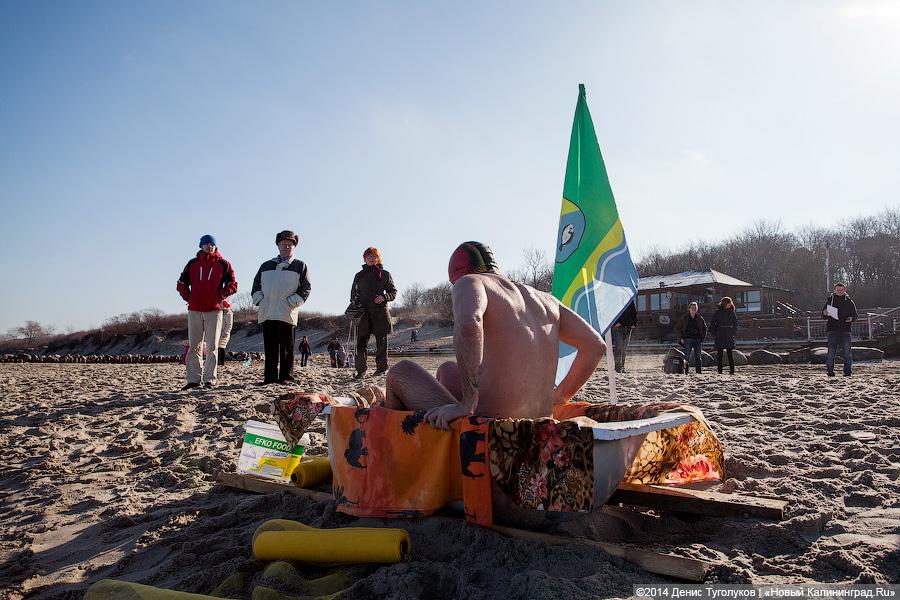 Зеленоградец поздравил женщин с 8 Марта, проплыв больше километра в ледяной воде