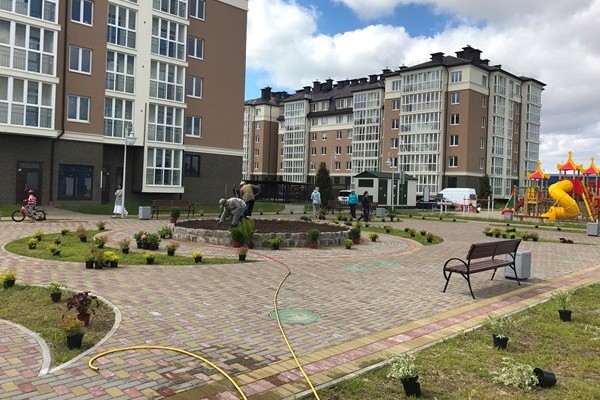 В ЖК «Город мастеров» прошел субботник по озеленению территории