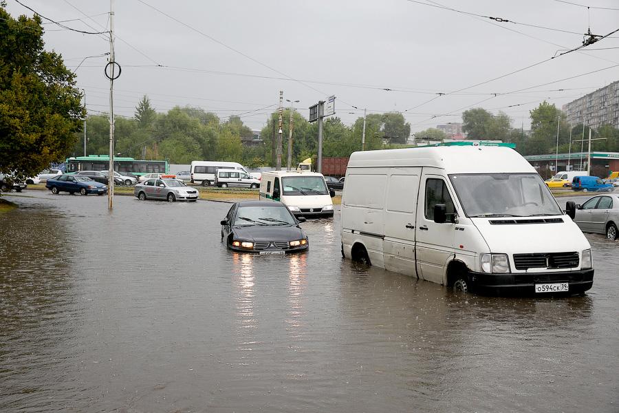 В Калининграде из-за дождя образовались пробки, на улицах случился потоп (фото)