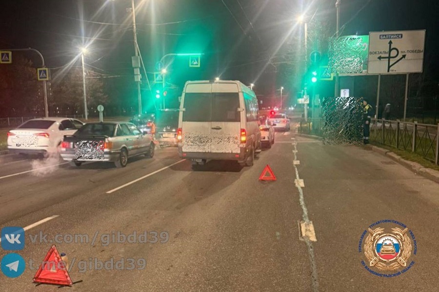 На Московском проспекте маршрутка врезалась в автомобиль, пострадала пассажирка (видео)