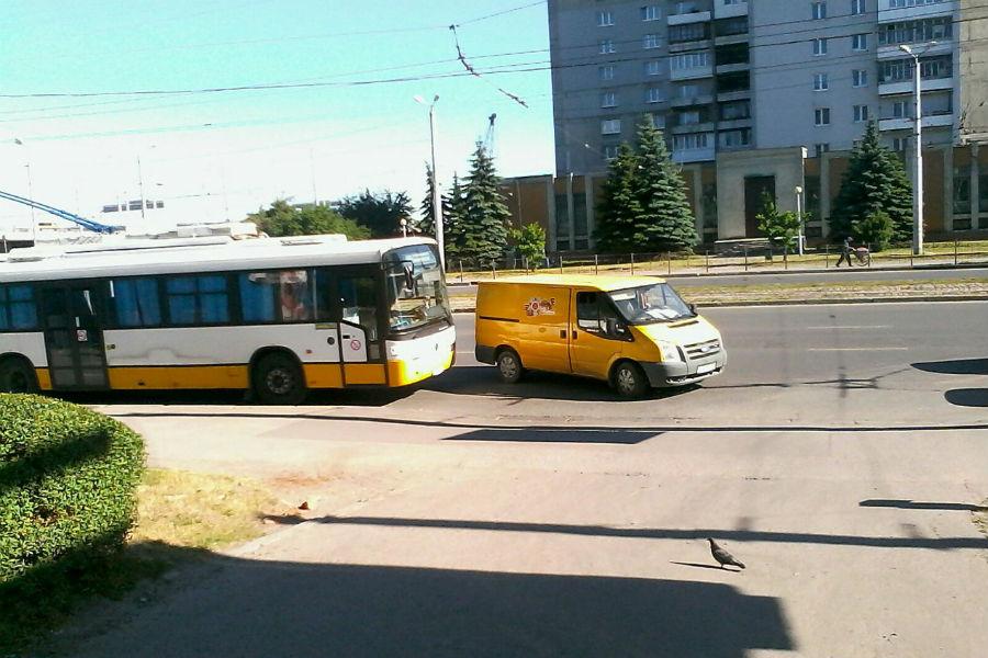 На Московском проспекте столкнулись «микрик» и пассажирский автобус (фото)