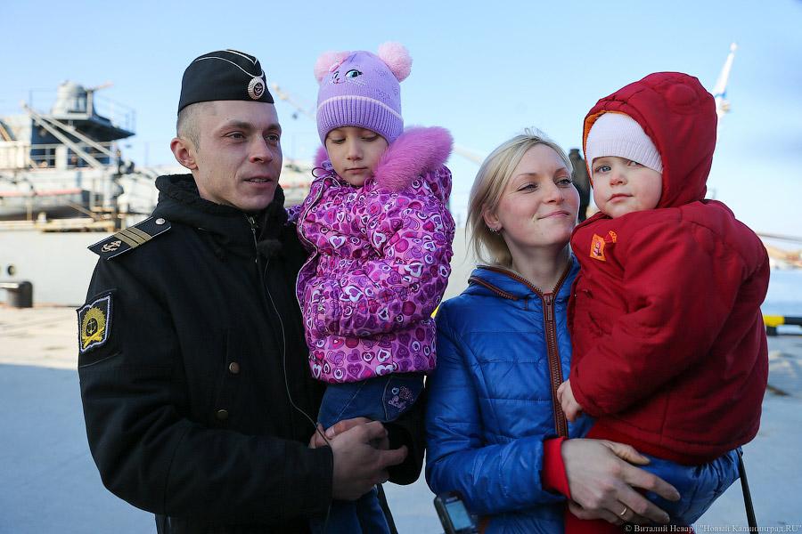 Оркестр и поросенок: в Балтийск из дальнего похода вернулись курсанты БВМИ