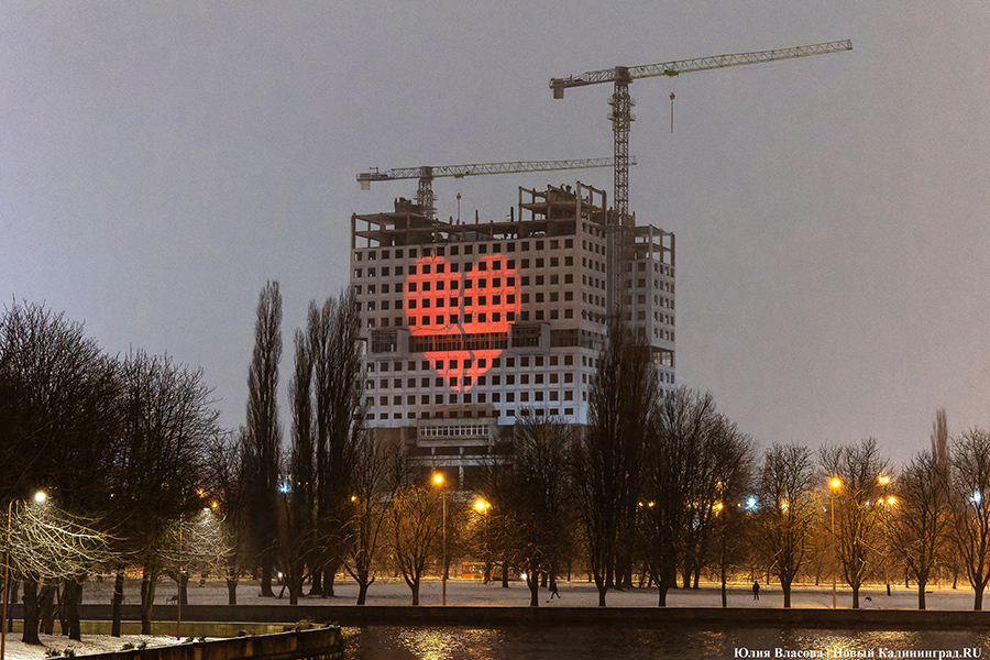 23 декабря: разбитое сердце на здании Дома Советов