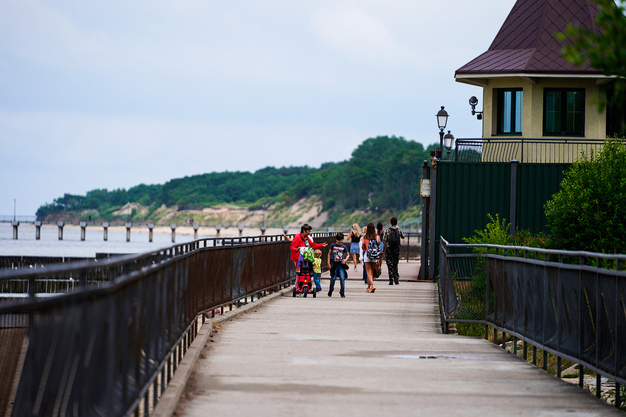 Ржавое настоящее: как выглядит променад рядом с госрезиденцией в Пионерском