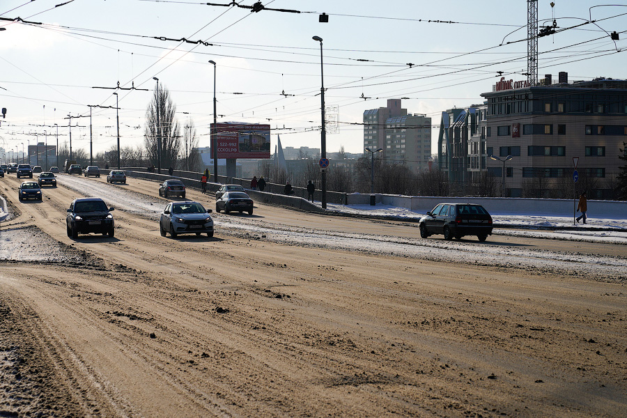 «Насладиться» зимой: во что превратились дороги в Калининграде после снегопада (фото)