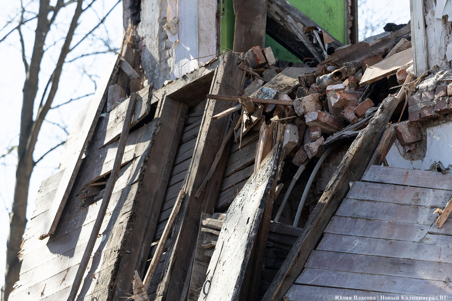 Превращение легенды в гору мусора: в Калининграде разобрали виллу Эдит (фото)