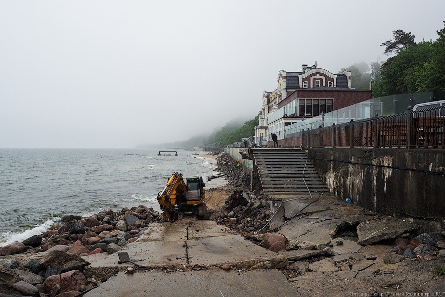 Обломки прошлого: как в Светлогорске разбирают старый променад (фото)