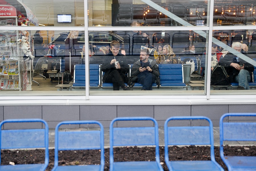 «Очереди кругом»: в «Храброво» сотни пассажиров не могут улететь из-за тумана