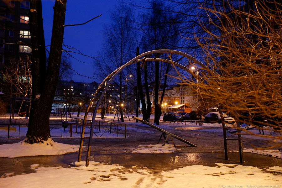 Ледовый остров: под второй эстакадой прорвало трубопровод (фото)