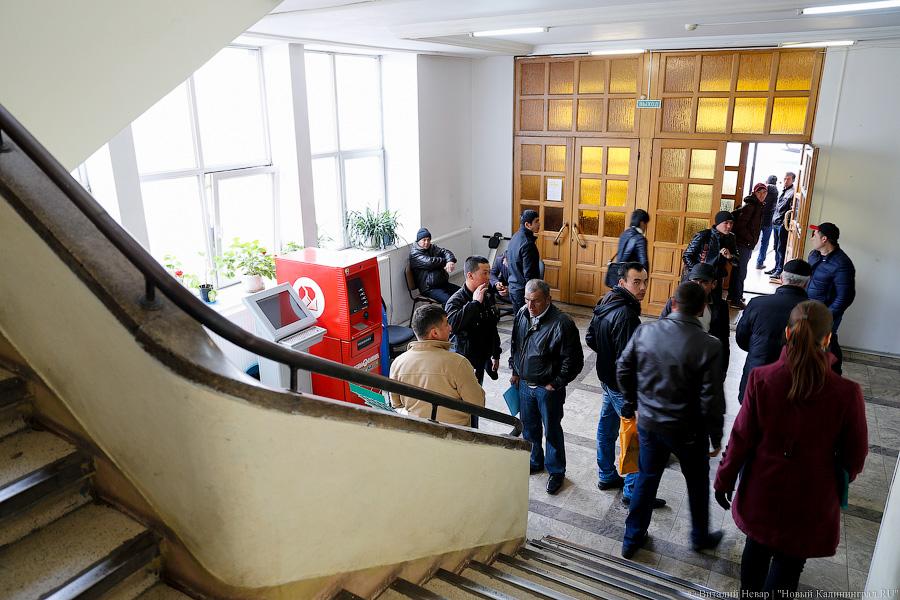 «За 1,5 тысячи — быстрее»: мигранты за сутки занимают очередь в УФМС (фото)