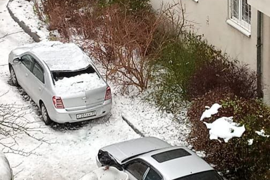 В Калининграде упавшим с крыши снегом раздавило «Шевроле» (фото)