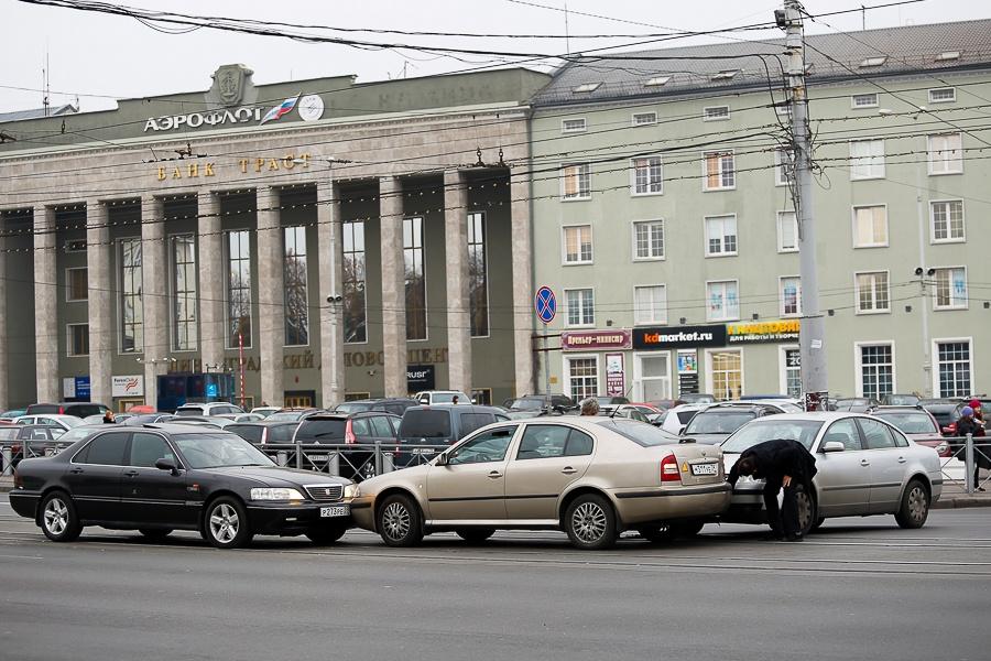 В центре Калининграда произошло тройное ДТП, движение парализовано (фото)