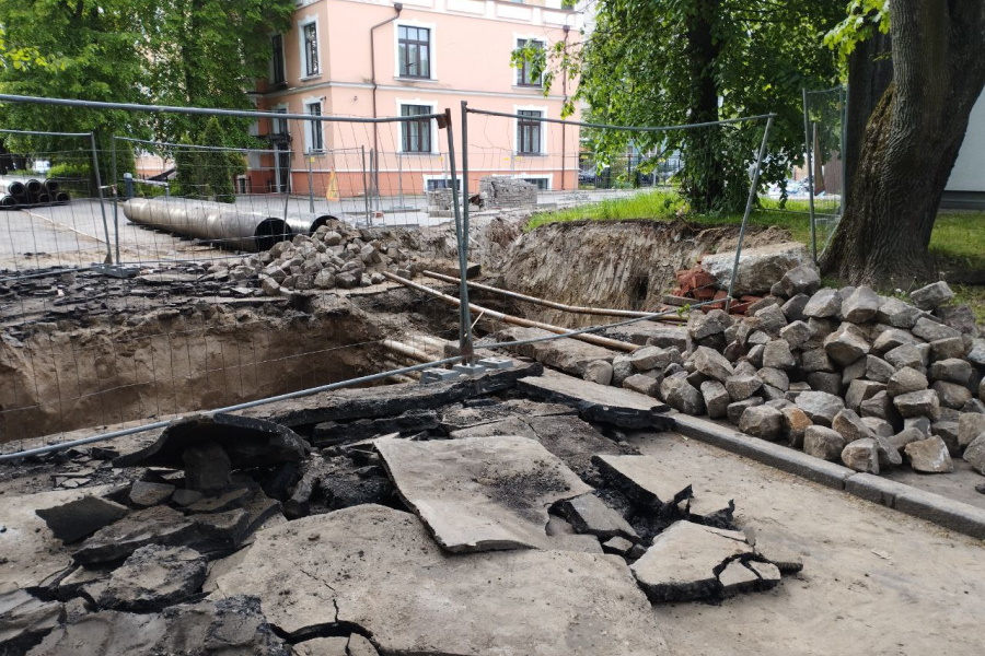 В Калининграде из-за аварийного ремонта теплосети до июня частично перекрыта улица Чайковского (фото) (обновлено)