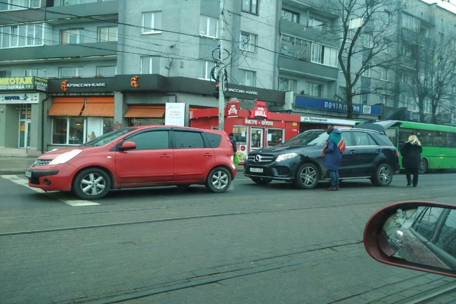 В Калининграде из-за ДТП затруднено движение на ул. Пролетарской