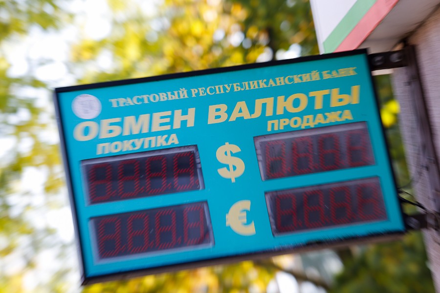 СМИ: рубль дорожает на фоне ослабления рисков разрастания конфликта с Украиной