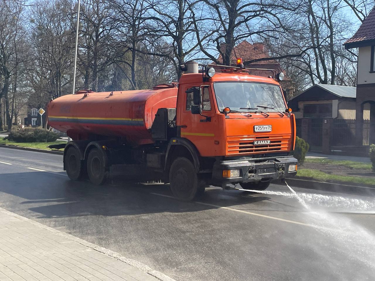 В Калининграде начали мыть улицы шампунем