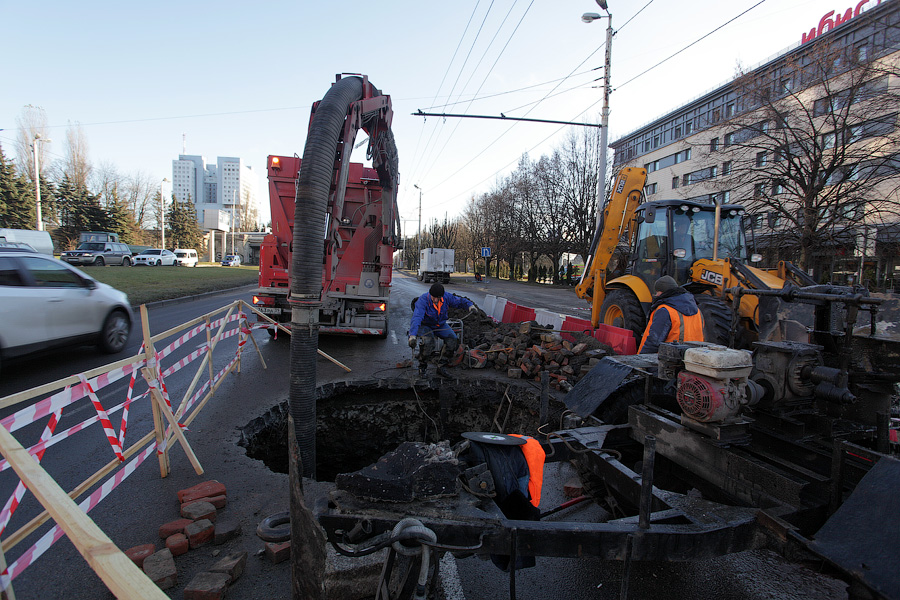 Московскому труба: что случилось на одной из главных дорог города (фото)