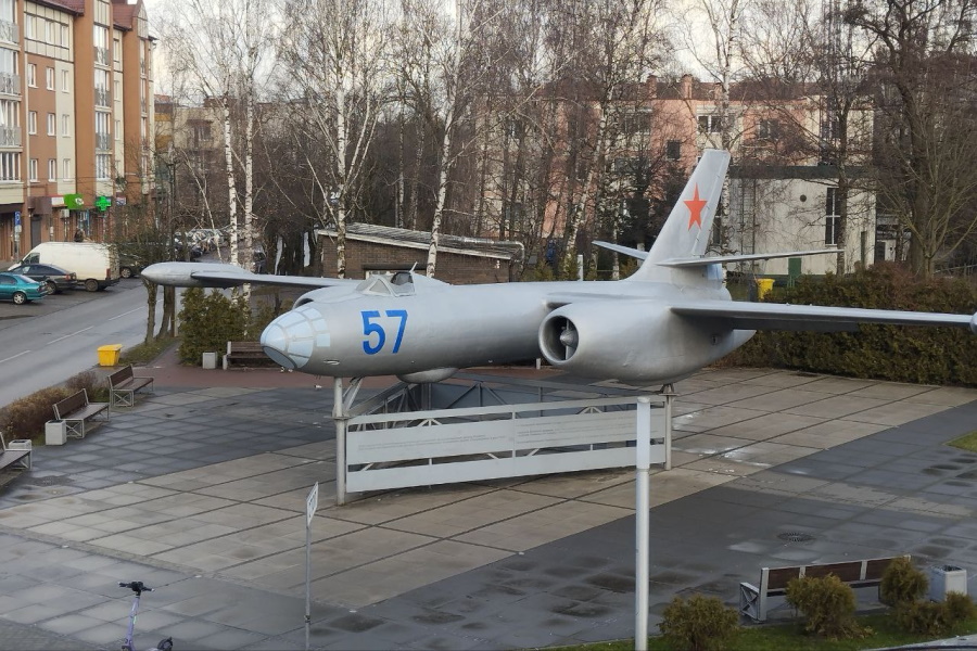 В Чкаловске вандалы разбили стекло на самолёте-памятнике (фото)