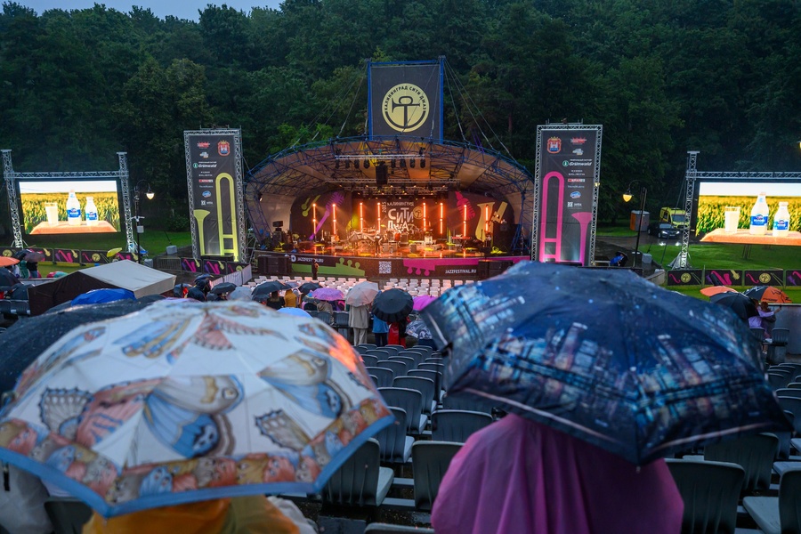 Дождь, зонты и музыка: как прошёл завершающий день «Калининград Сити Джаза»