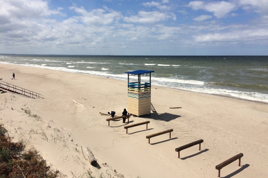 На пляже в Лесном на Куршской косе монтируют деревянный променад (фото)