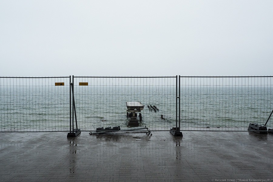 Обломки прошлого: как в Светлогорске разбирают старый променад (фото)