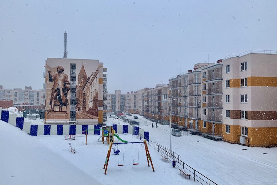Фасад дома в Калининграде украсили портретом Канта и видами Кенигсберга (фото)