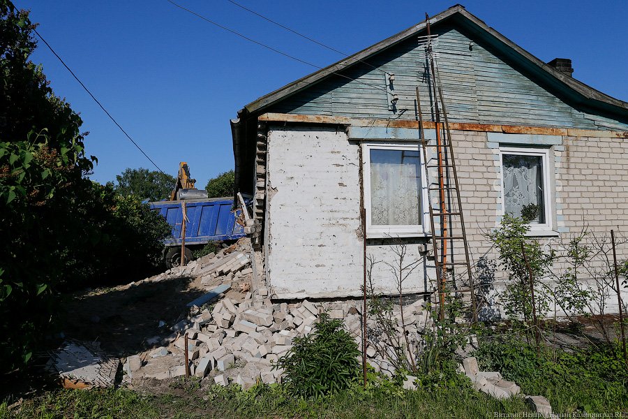 Опрокинулся и снес полдома: под Калининградом в ДТП погибла пенсионерка