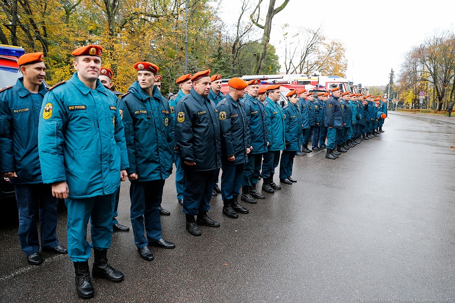 Мотоциклы и медали: как в МЧС региона подарки из рук министра получали