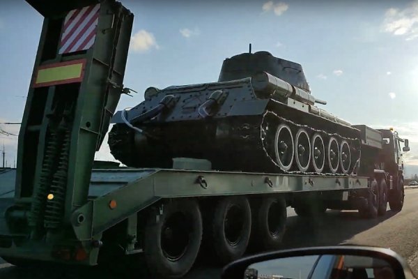 «Тормозят, чтобы снять „Катюшу“ и Т-34»: на Окружной возникла пробка из-за техники для парада (видео)