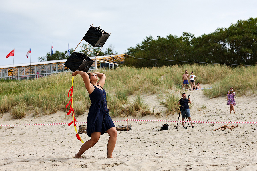 Отчего змеи летают как птицы: на Куршской косе провели фестиваль воздушных змеев (фото)