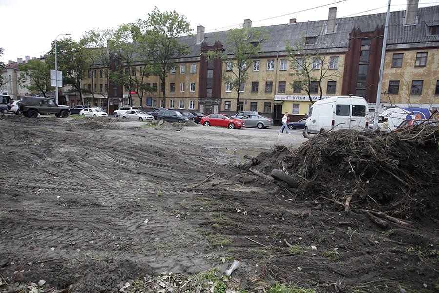 На ул. Озерова вырубили 16 тополей, участок разравнивает экскаватор (фото)