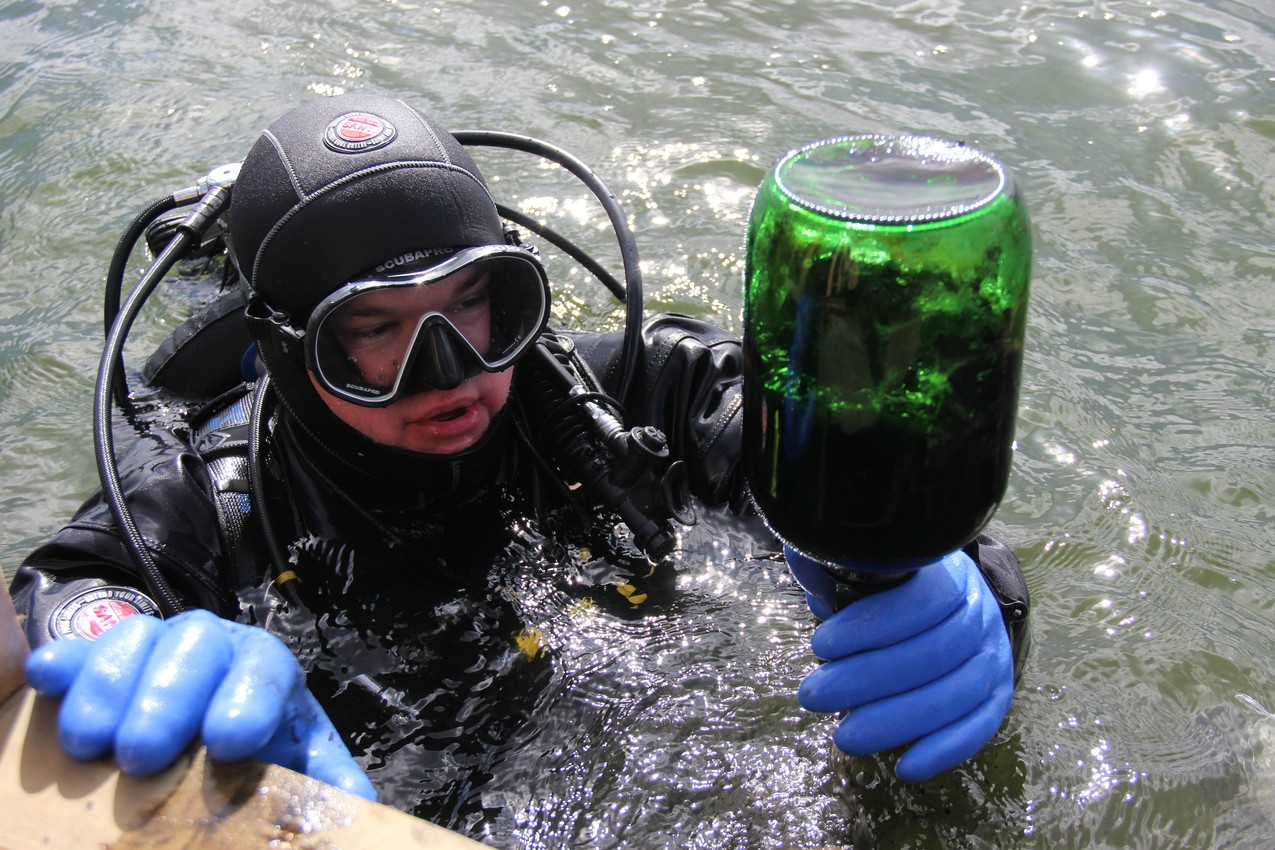 Дайверы почистили дно озера Шенфлиз (фото)