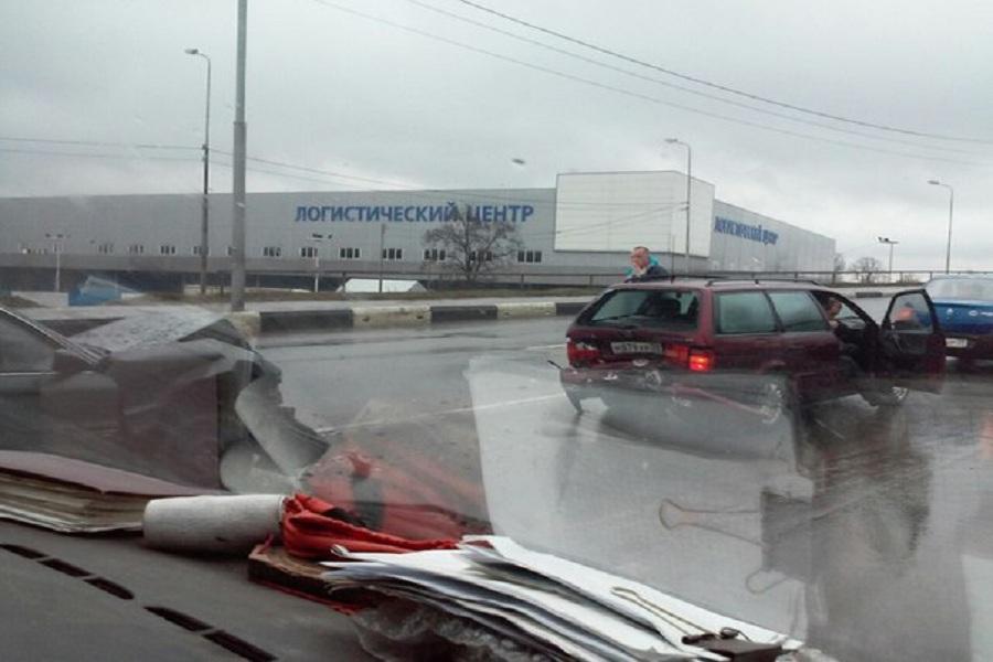 На ул. Невского столкнулись две легковушки, собирается пробка (фото)