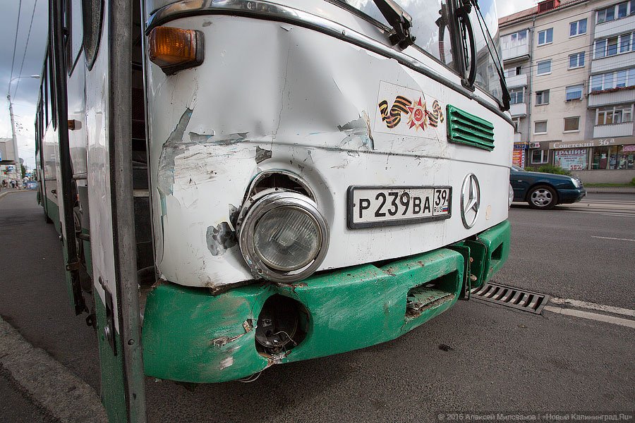 Кровавый след: в Калининграде автобус сбил женщину, шедшую на трамвай