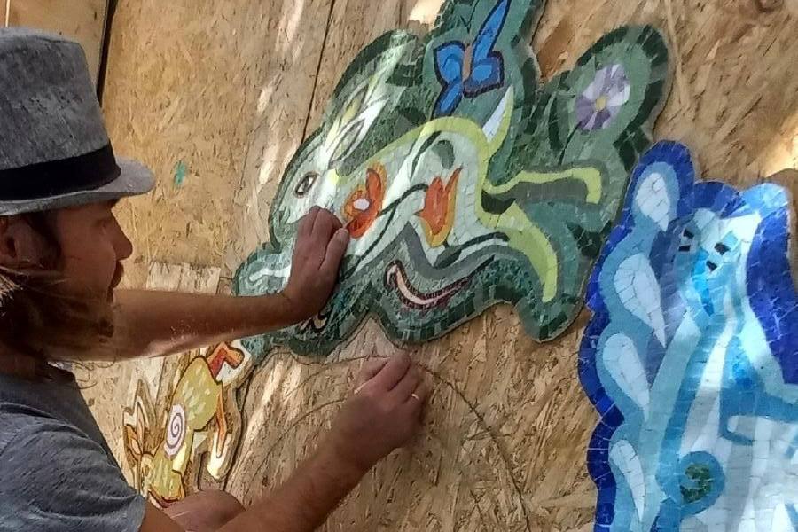 В Светлогорске планируют смонтировать мозаичное панно с пятью зайцами (фото)