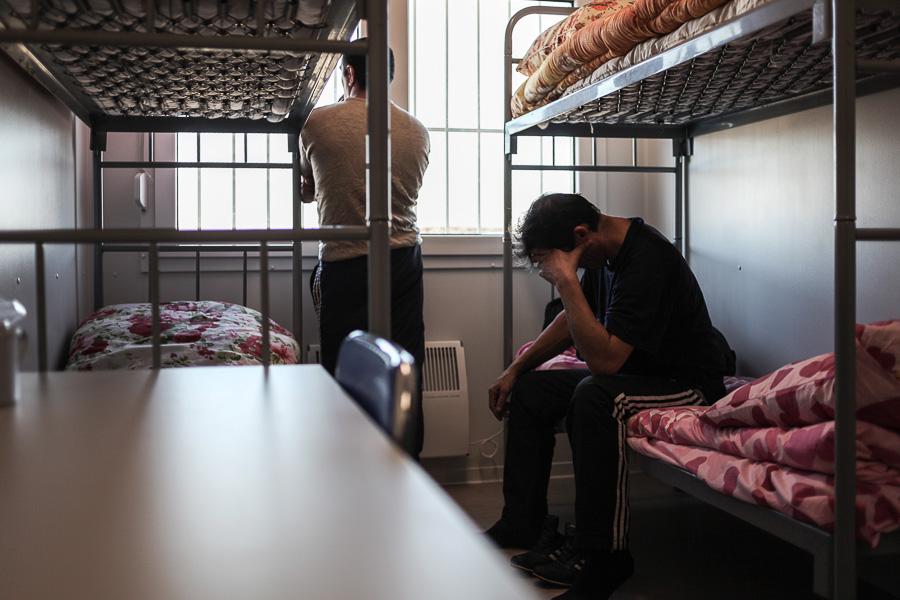 Уют за колючей проволокой: что ждет иностранцев, попавших в миграционный центр