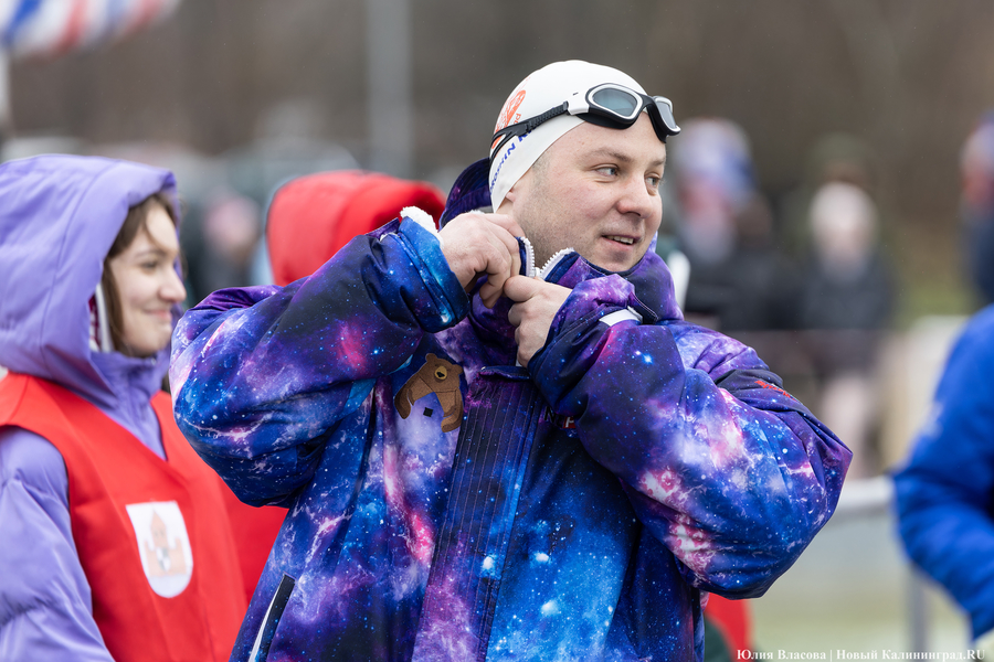 В минеральном бассейне Славска устроили соревнования по зимнему плаванию (фото)