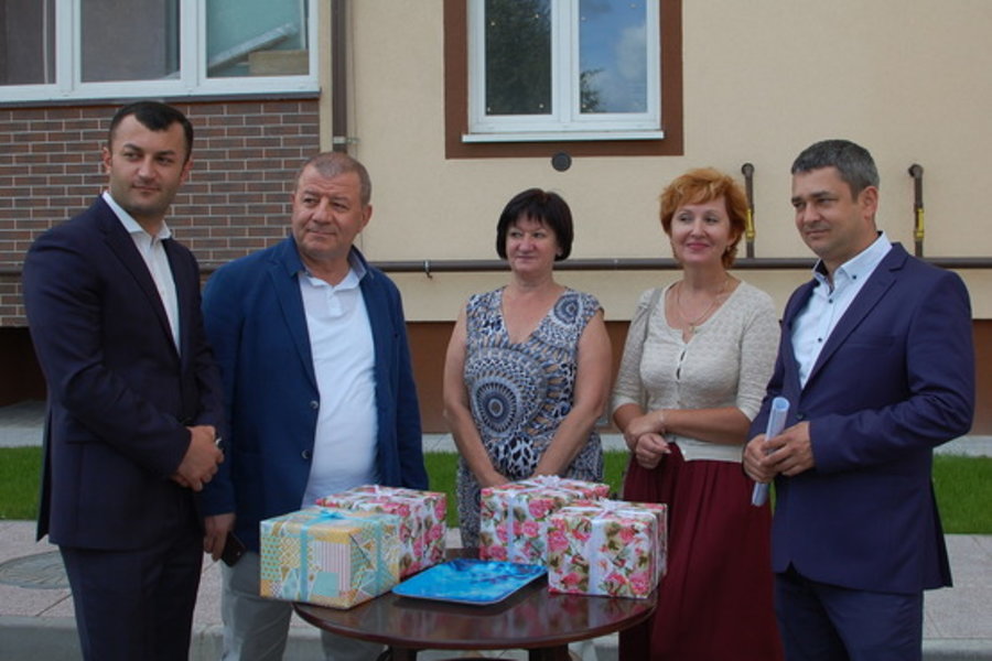 С опережением графика: экс-дольщики КЖС продолжают получать ключи от квартир