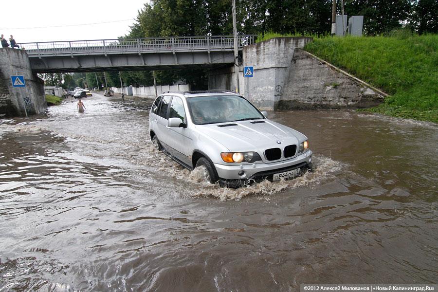 «Праздничные купания»: фоторепортаж с затопленной Аллеи Смелых
