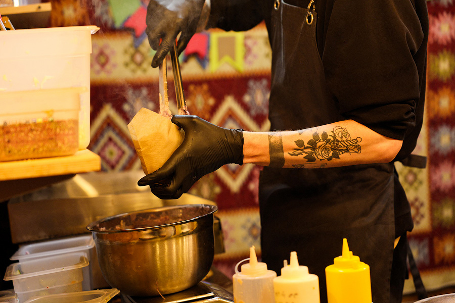 Гастрономическая шаурма и другие: на острове Канта открылась новогодняя ярмарка (фото)