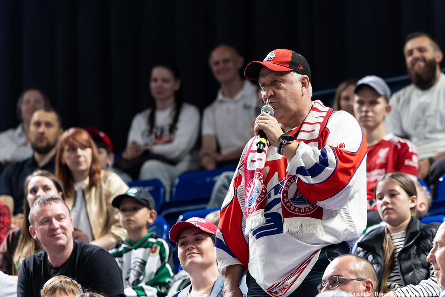 «Локосемья»: в Калининград из Ярославля привезли хоккейный Кубок Гагарина (фото)